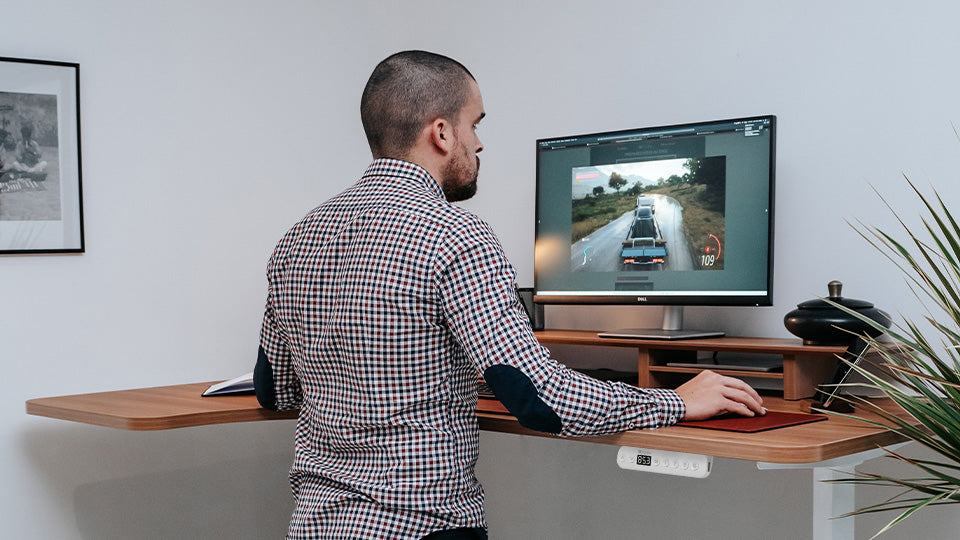 Bureau assis debout d’angle CORNER avec plateau bois, chaise ergonomique et accessoires de bureau