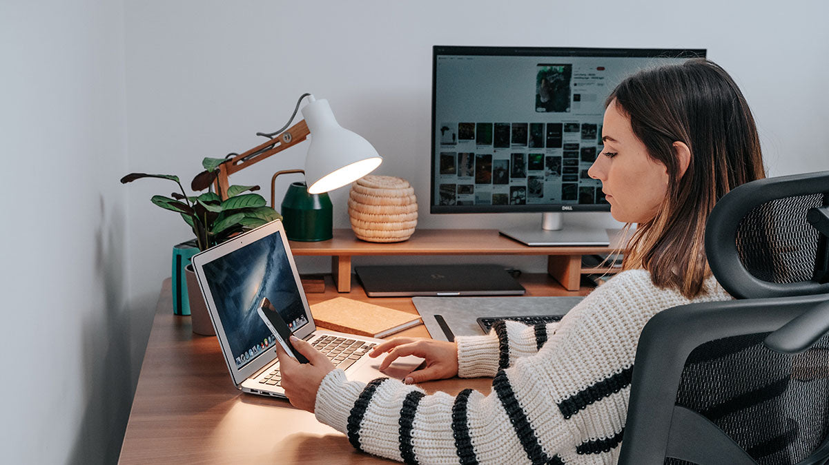 Utilisateur travaillant debout sur le bureau assis debout d’angle CORNER en position haute