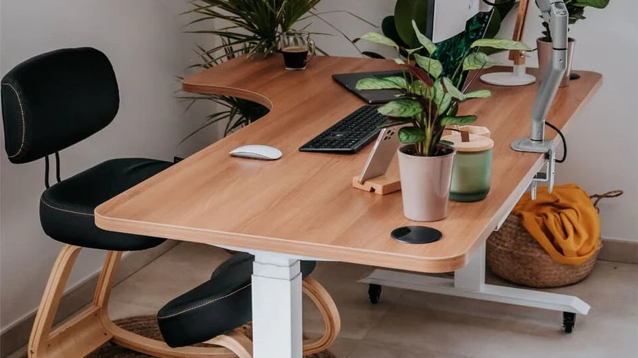 Utilisateur travaillant assis sur le bureau assis debout CORNER avec écran et ordinateur portable