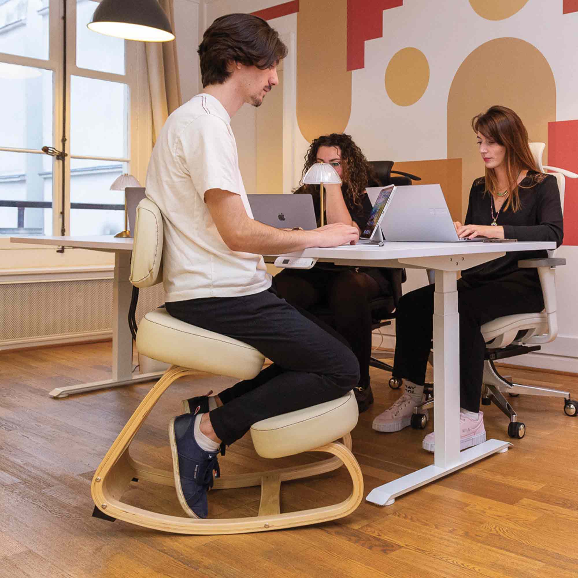  chaise ergonomique de bureau en maille rouge TERRANA Kqueo_ambiance
