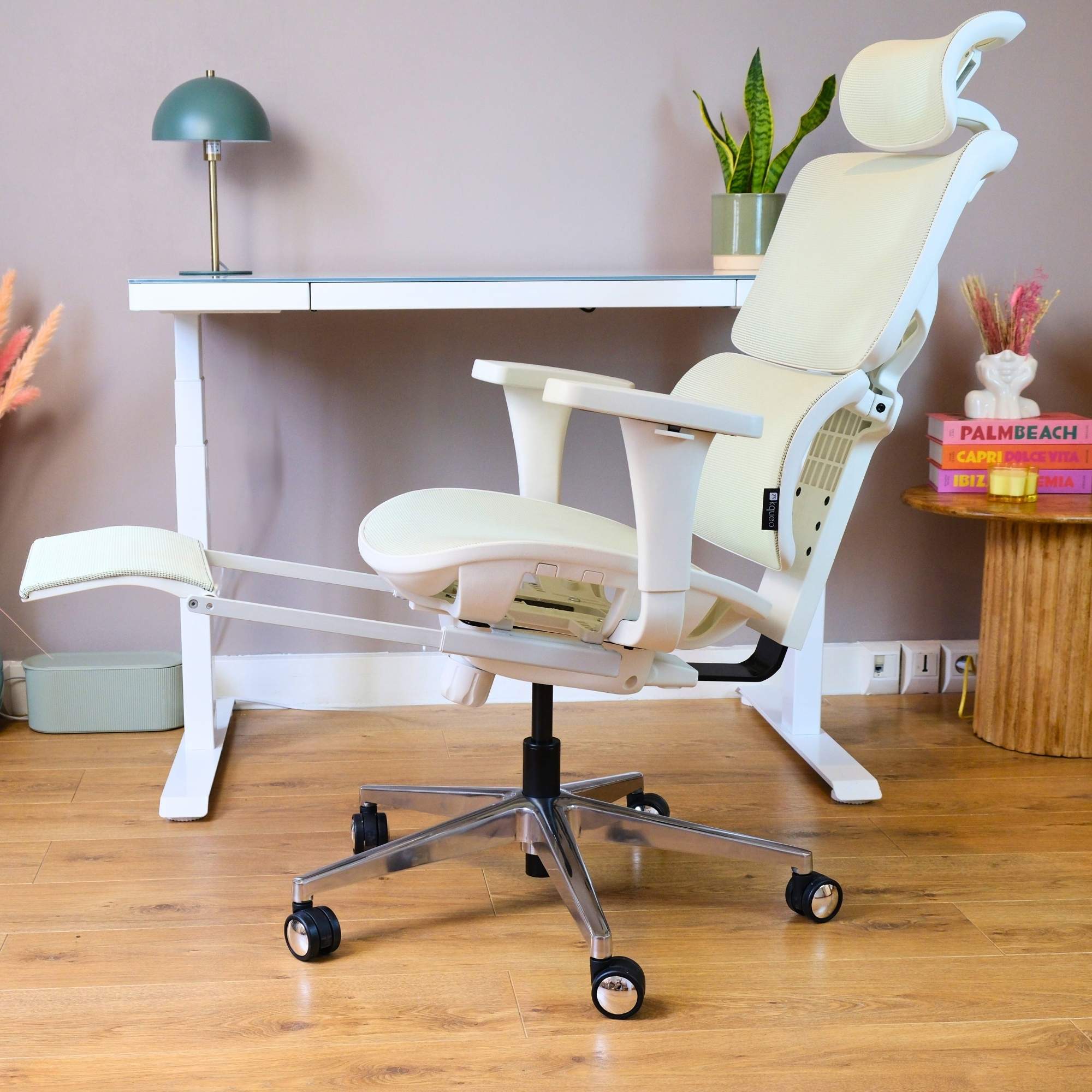 chaise ergonomique de bureau TERRANA KQUEO Blanche et Verte avec repose pied