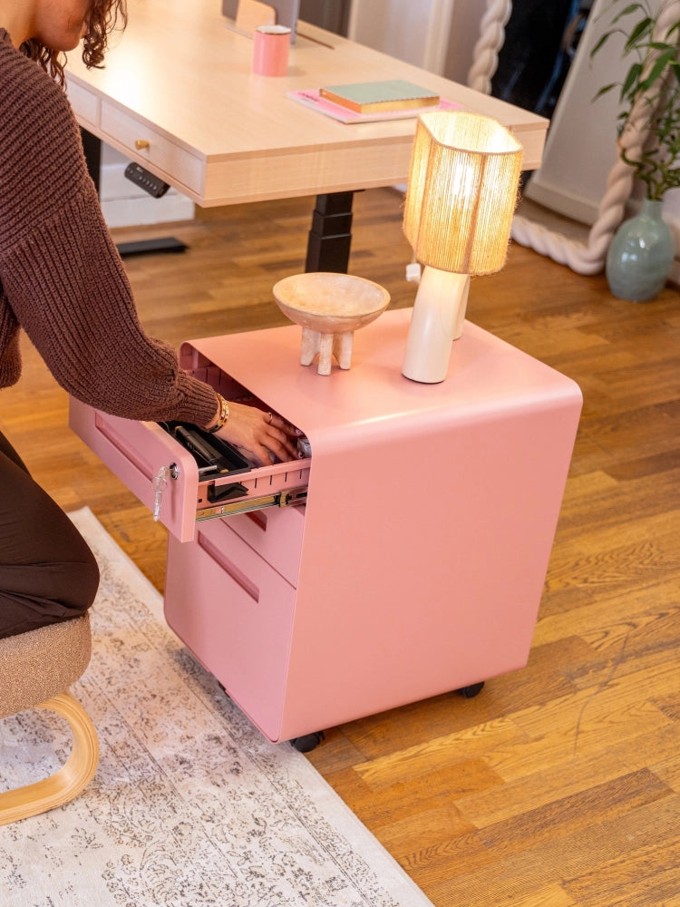 Accessoires de bureau KQUEO avec caisson de rangement rose dans un espace de travail moderne