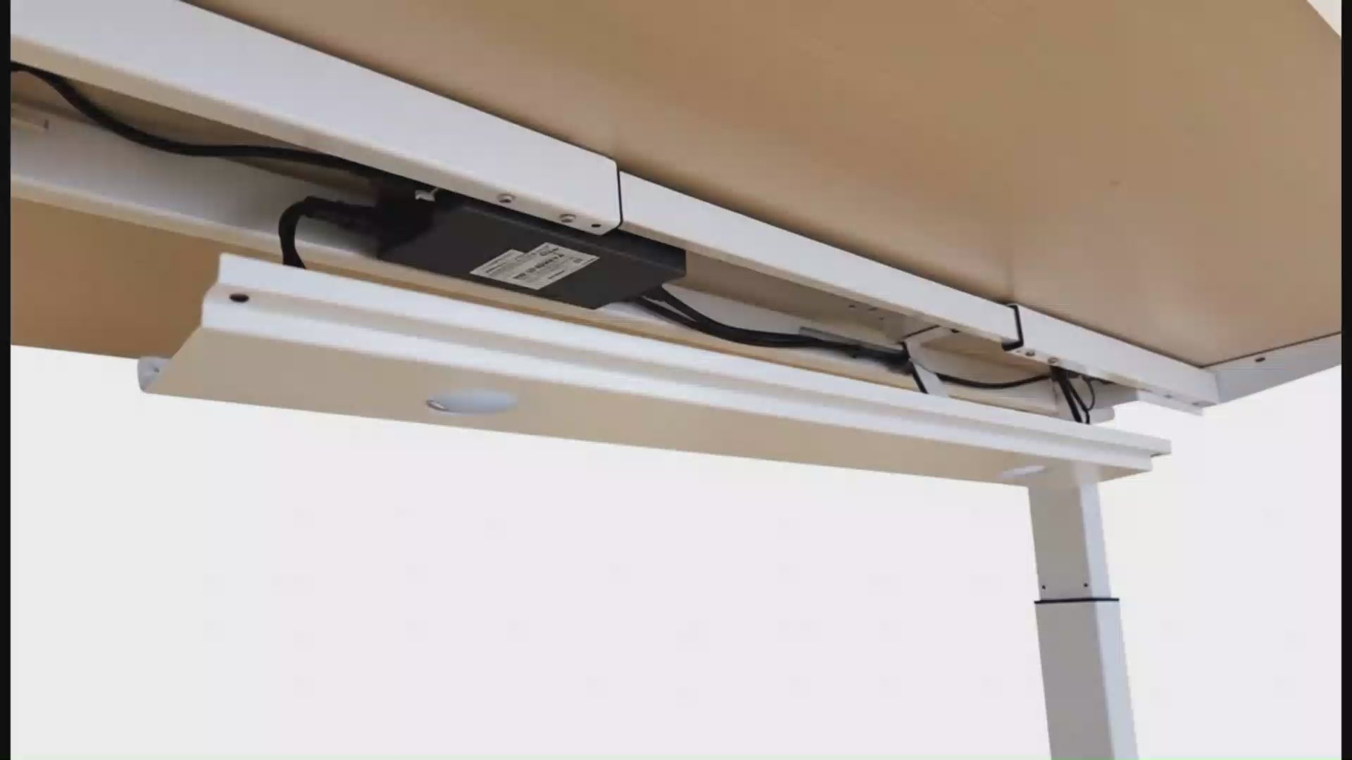 Animation du passe-câble magnétique du bureau assis debout DYNAMIC, gestion et maintien des câbles sous le plateau