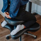 photo lifestyle posture chaise ergonomique noire ZEN KQUEO_ambiance